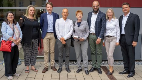 Museumsbesuch_Petra_Pau.jpg von links nach rechts: Christiane Escher, Petra Riedel, ..., Friedrich Straetmanns, Petra Pau, Cornelius Ens, Olga Albrecht (Foto: privat)