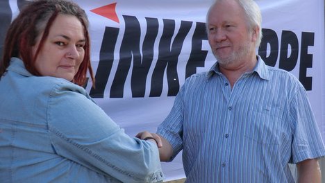 Kreissprecherin Petra Riedel gratuliert dem Bundestagskandidaten Lothar Kowelek. Kreissprecherin Petra Riedel gratuliert dem Bundestagskandidaten Lothar Kowelek.