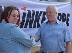Kreissprecherin Petra Riedel gratuliert dem Bundestagskandidaten Lothar Kowelek. Kreissprecherin Petra Riedel gratuliert dem Bundestagskandidaten Lothar Kowelek.