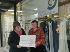 Scheckübergabe von MdB Kathrin Vogler an die Vorsitzende von AhA Detmold e.V. Manuela Mielenz Scheckübergabe von MdB Kathrin Vogler an die Vorsitzende von AhA Detmold e.V. Manuela Mielenz