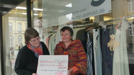 Scheckübergabe von MdB Kathrin Vogler an die Vorsitzende von AhA Detmold e.V. Manuela Mielenz Scheckübergabe von MdB Kathrin Vogler an die Vorsitzende von AhA Detmold e.V. Manuela Mielenz