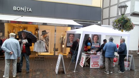 Direktkandidat Lothar Kowelek in Höxter: Blumen und Ballons statt Bier. Direktkandidat Lothar Kowelek in Höxter: Blumen und Ballons statt Bier.