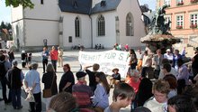 TeilnehmerInnen der Mahnwache auf dem Detmolder Marktplatz TeilnehmerInnen der Mahnwache auf dem Detmolder Marktplatz