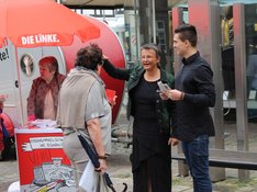 Am Infostand auf dem Detmolder Wochenmarkt konnte Vogler, wie schon des Öfteren, mit ihrem "Bewegungsmobil" viel Aufmerksamkeit bei den Passanten erringen. Am Infostand auf dem Detmolder Wochenmarkt konnte Vogler, wie schon des Öfteren, mit ihrem "Bewegungsmobil" viel Aufmerksamkeit bei den Passanten erringen.
