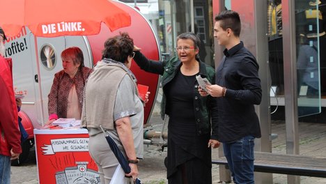 Am Infostand auf dem Detmolder Wochenmarkt konnte Vogler, wie schon des Öfteren, mit ihrem "Bewegungsmobil" viel Aufmerksamkeit bei den Passanten erringen. Am Infostand auf dem Detmolder Wochenmarkt konnte Vogler, wie schon des Öfteren, mit ihrem "Bewegungsmobil" viel Aufmerksamkeit bei den Passanten erringen.
