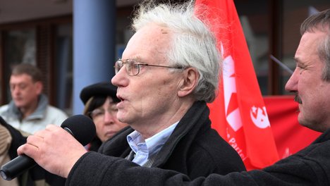 Arno Klönne auf dem Ostermarsch 2010 in Augustdorf