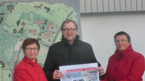 Scheckübergabe im SOS-Kinderdorf Lippe, v.l.n.r.: MdB Inge Höger, Kinderdorfleiter Antonius Grothe, MdB Kathrin Vogler Scheckübergabe im SOS-Kinderdorf Lippe, v.l.n.r.: MdB Inge Höger, Kinderdorfleiter Antonius Grothe, MdB Kathrin Vogler