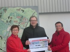 Scheckübergabe im SOS-Kinderdorf Lippe, v.l.n.r.: MdB Inge Höger, Kinderdorfleiter Antonius Grothe, MdB Kathrin Vogler