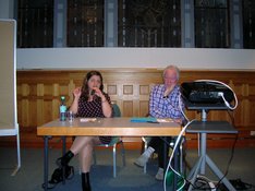 EU-Spitzenkandidatin Özlem Demirel mit Stadtverbandssprecher Lothar Kowelek