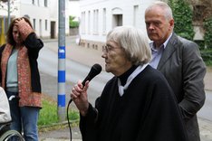 Die Vorsitzende des Heimbeirates, Frau Schäfer, beim Protest gegen den Umzug im Mai 2014