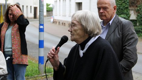 Die Vorsitzende des Heimbeirates, Frau Schäfer, beim Protest gegen den Umzug im Mai 2014 Die Vorsitzende des Heimbeirates, Frau Schäfer, beim Protest gegen den Umzug im Mai 2014