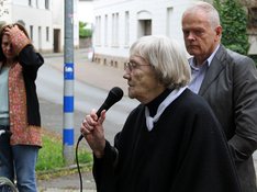 Die Vorsitzende des Heimbeirates, Frau Schäfer, beim Protest gegen den Umzug im Mai 2014