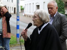 Die Vorsitzende des Heimbeirates, Frau Schäfer, beim Protest gegen den Umzug im Mai 2014 Die Vorsitzende des Heimbeirates, Frau Schäfer, beim Protest gegen den Umzug im Mai 2014