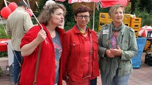 Uschi Jacob-Reisinger (rechts) mit der Kreistagsabgeordneten Andrea MacGregor (links) und der Bundestagsabgeordneten Inge Höger (Mitte) beim Salzufler Friedensfest am 1. September