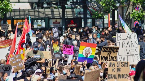 Das Foto zeigt eine Black-Lives-Matter-Demonstration.